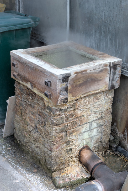 En plus d’éviter les fuites en pleine rue, ces canalisations mênent à ces genres de cheminées dans lesquelles on peut faire cuire des oeufs ou des flans (les spécialités locales)